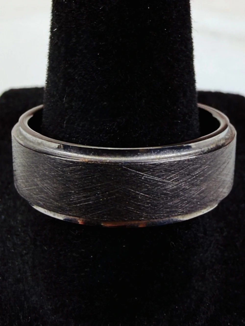 Gorgeous black men’s size 9 1/2 band ring